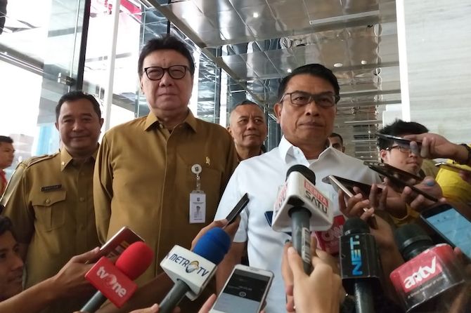 Kepala Staf Kepresidenan (KSP) Jenderal TNI (Purn) Moeldoko bersama Menteri Dalam Negeri (Mendagri) Tjahjo Kumolo di Hotel Bidakara, Jakarta Selatan, Senin (11/2) - Image