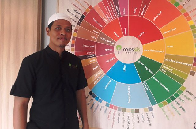 Proses racikan menu kopi dari biji kopi Gayo di resto Messis. - Image