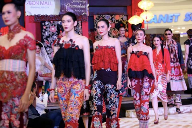 Koleksi Anne Avantie untuk edisi Imlek yang memadukan busana khas Tionghoa dengan kain batik. - Image