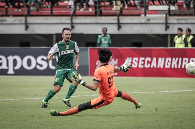Damian Lizio langsung dipantau Djanur di laga debutnya bersama Persebaya. - Image