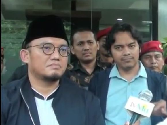 Dahnil Anzar Simanjuntak keluar dari ruangan penyidik Ditreskrimsus Polda Metro Jaya, Kamis (7/2) - Image