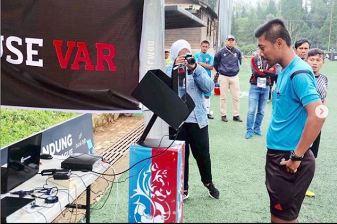 Bandung Premier League: Liga pertama di Indonesia yang menggunakan VAR. (Capture Instagram/BandungPrimerLeague) - Image