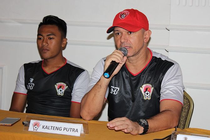 Pelatih kepala Kalteng Mario Gomez didampingi pemain Resky Dwi dalam jumpa pers sebelum pertandingan di Makassar, Sabtu (2/2). - Image