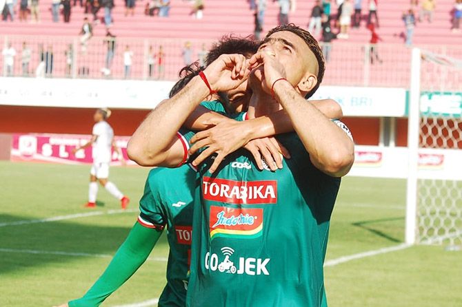 Cristian Gonzales bukan striker naturalisasi yang akan merapat ke Persebaya. - Image