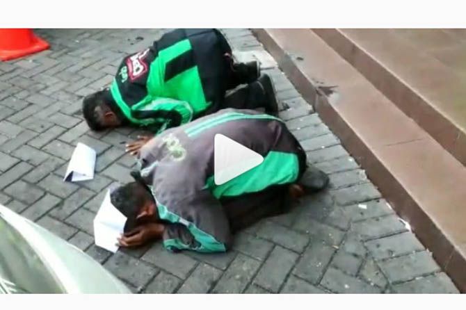 Dua driver Grab sujud syukur saat mendapat hadiah umrah gratis. - Image