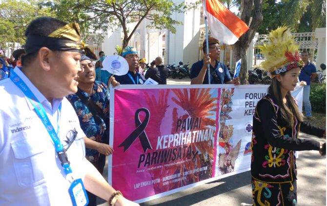 Pawai Keprihatinan yang melibatkan para pelaku pariwisata Kepri, Senin (11/2). - Image