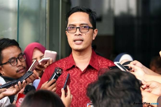 Juru Bicara KPK, Febri Diansyah. KPK menyatakan bahwa pihaknya menemukan sejumlah dokumen penting terkait kasus dugaan korupsi proyek Waskita Karya. - Image