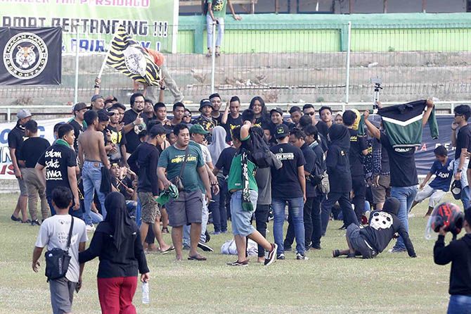 Suporter Persidago sangat senang dikunjungi Persebaya Surabaya. - Image