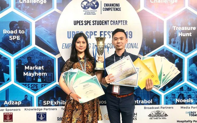 Tita Oxa Anggrea (kiri) dan Frankstein Arphan memamerkan penghargaan yang diraih pada kompetisi International Oil and Gas di Society of Petroleum and Energy Studies, India. - Image
