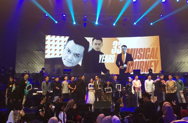 Hedi Yunus menggelar konser merayakan 33 tahun karir bermusiknya di Balai Sarbini, Jakarta, Jumat (15/2) malam. - Image