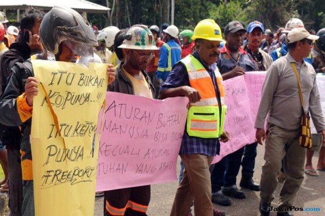 ILUSTRASI. Puluhan eks buruh PT Freeport Indonesia berunjuk rasa di depan Istana Negara. - Image