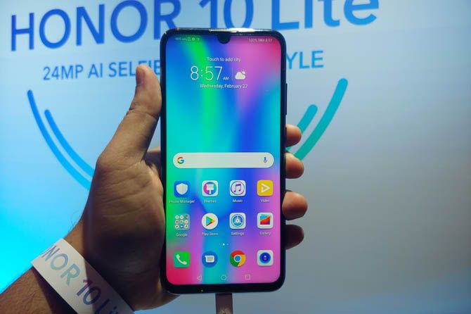 Desain depan smartphone Honor 10 Lite. - Image
