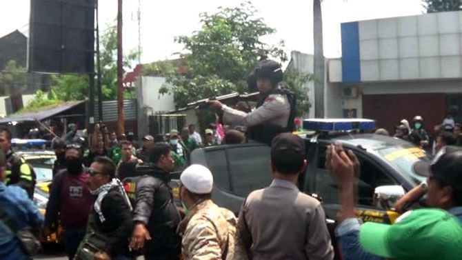 RICUH: Petugas kepolisian saat menghalau massa supaya tidak ada gesekan di Jalan Magelang, Sleman, pada Rabu (27/2) - Image