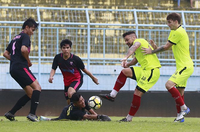 Robert Lima tengah dicarikan pelapis oleh manajemen Arema FC. - Image