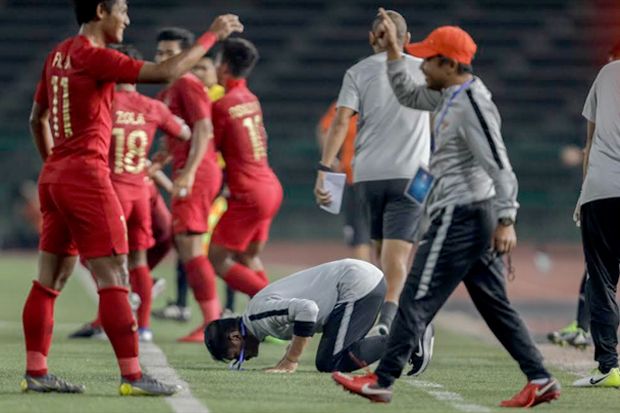 Pelatih Timnas U-22 Indonesia, Indra Sjafri melakukan sujud syukur usai timnya memenangkan final Piala AFF U-22 2019 - Image