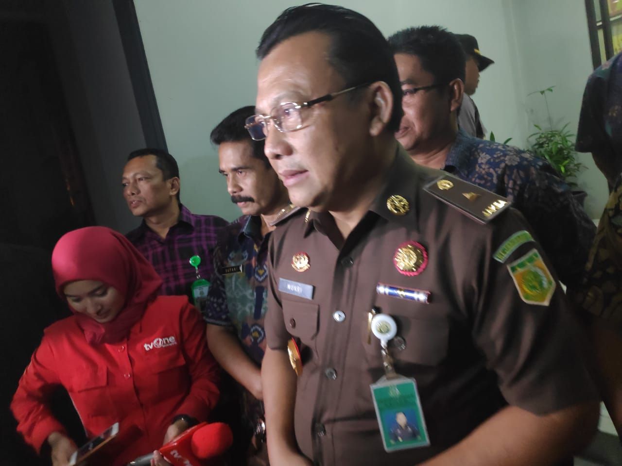 Kapuspenkumham Kejagung, Mukri ketika memberikan keterangan kepada awal media di Kejaksaan Depok, Jawa Barat, Jumat (1/2). - Image