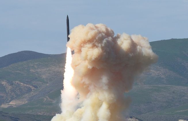 Televisi Pemerintah Rusia membeberkan, Rusia menjadikan fasilitas militer Amerika Serikat (AS) sebagai target penyerangan, jika terjadi serangan nuklir. Pihaknya mengatakan, rudal hipersonik Rusia dapat mengenai AS - Image