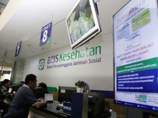 ILUSTRASI. Petugas pelayanan BPJS Kesehatan melayani peserta. - Image