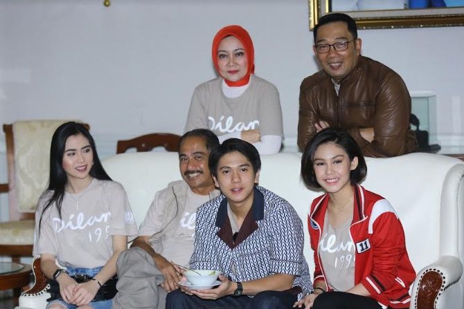 Gubernur Jawa Barat Ridwan Kamil dan Menteri Pariwisata Arief Yahya bersama para cast Dilan 1991. - Image