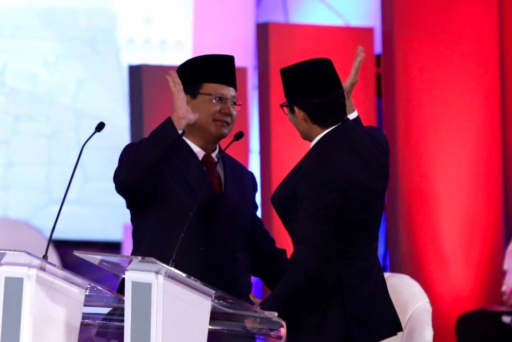 Prabowo dan Sandiaga Uno dalam acara debat capres perdana, Kamis (17/1) malam - Image
