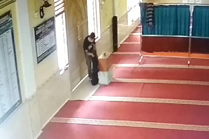 Ilustrasi pencurian kotak amal di masjid - Image