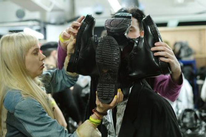 Label Hong Kong Izzue tampilkan sepatu boot di kepala di runway London Fashion Week. - Image