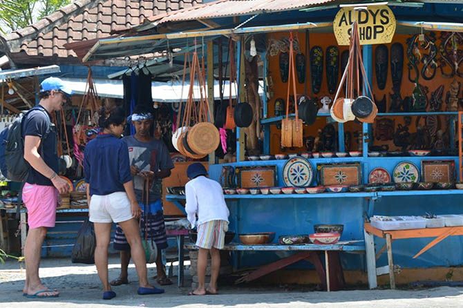 Turis berbelanja oleh-oleh di destinasi wisata Lombok. - Image