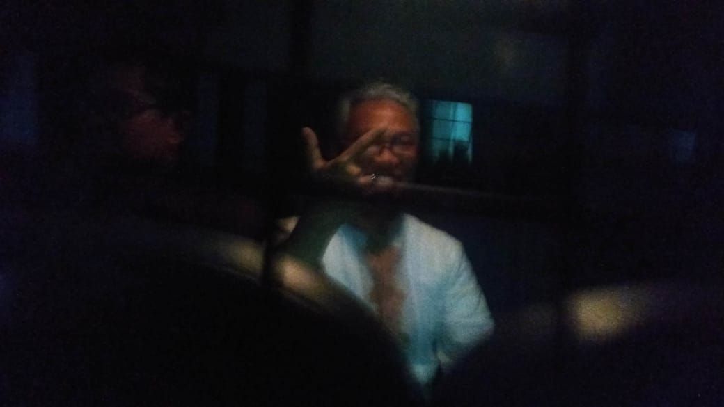 Terpidana kasus pelanggaran UU ITE, Buni Yani ketika akan dieksekusi ke Lapas Gunung Sindur, Jawa Barat, Jumat (1/2). - Image