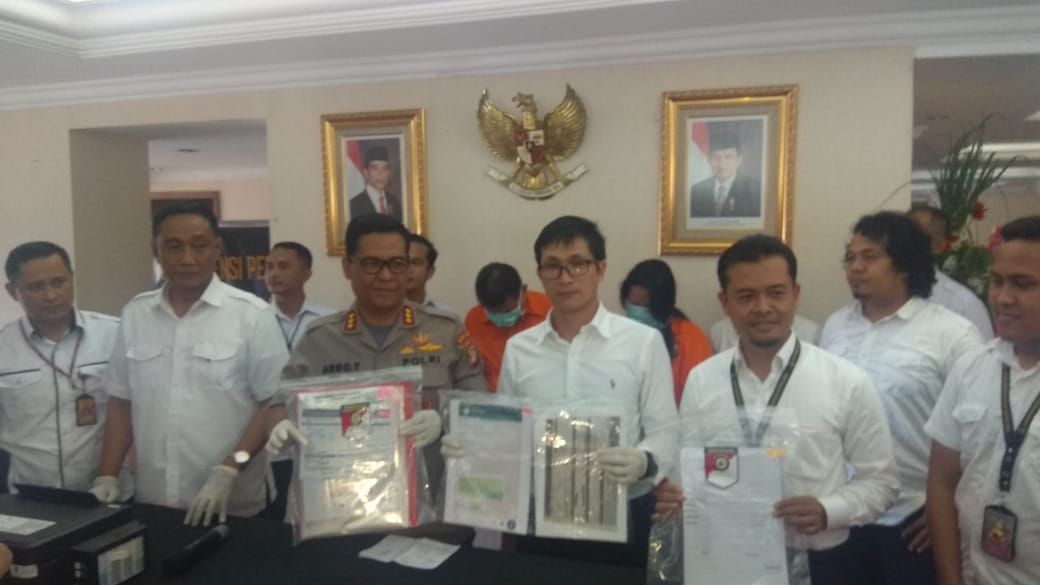 Barang bukti penggelapan belasan miliar rupiah milik pasutri Money Changer fiktif, Senin (11/2). - Image