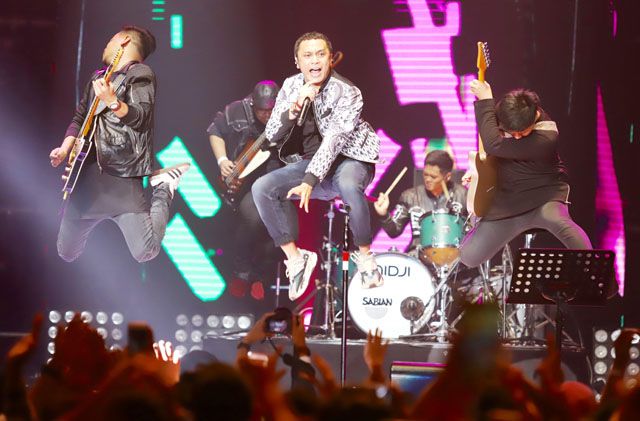 Panggung Love Festival Vol.3 menjadi milik Giring. Nidji membiarkan Giring bersenang-senang untuk kali terakhir di atas panggung. - Image