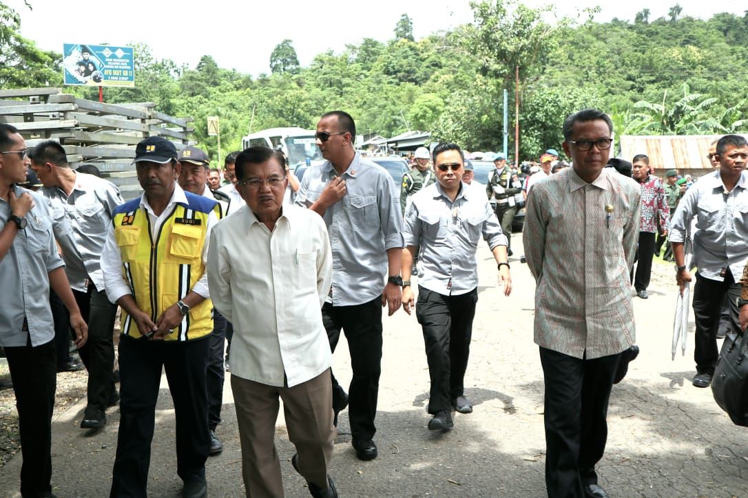 Gubernur Sulsel Nurdin Abdullah berseta pejabat daerah, mendampingi Wapres JK meninjau kondisi bendungan di Bili-bili, Gowa, beberapa waktu lalu. - Image