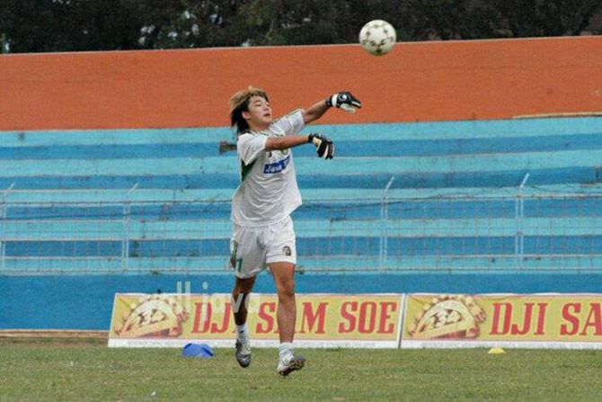 Zeng Cheng, salah satu pemain Asia yang pernah mengawal mistar Persebaya Surabaya. - Image