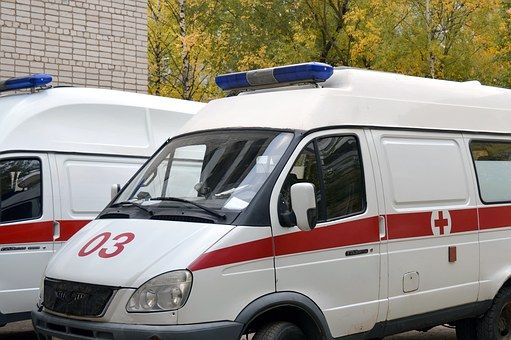 Seorang perempuan terpaksa berlutut kepada para pengendara di jalan agar ambulans yang membawa ayahnya bisa segera lewat - Image