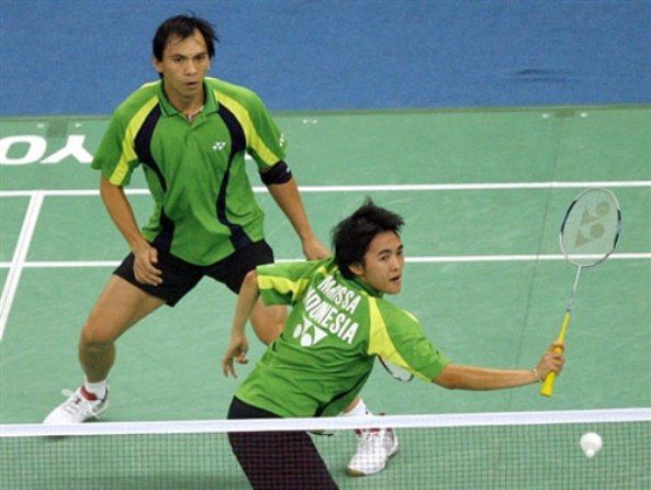 Flandy Limpele (belakang) saat masih bermain bersama Vita Marissa. - Image