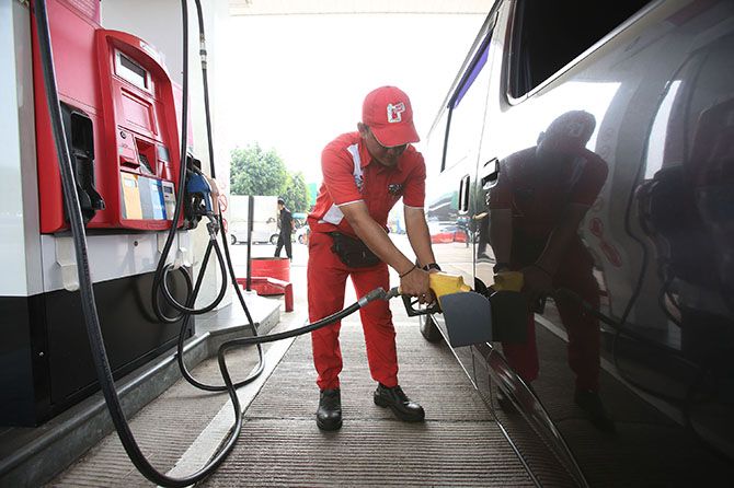 Pertamina Turunkan Harga Premium Rp 100 - Image