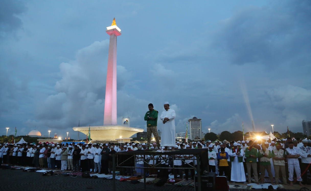 Jamaat padati kawasan Monas mengikuti acara Munajat 212 - Image