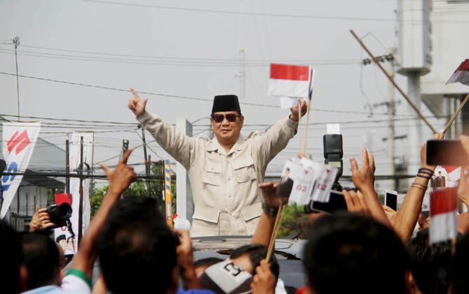 Capres nomor urut 02 Prabowo Subianto saat baru tiba di Balai Pertemuan Regale, Kota Medan, Sabtu (23/2). - Image