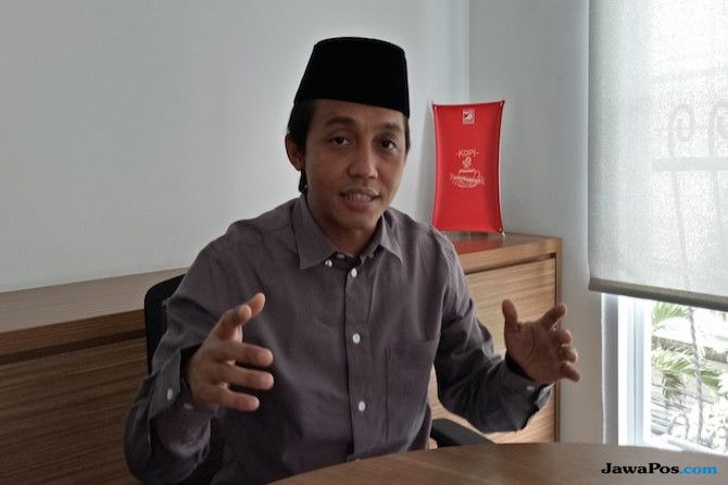Sekretaris Jenderal DPP Partai Solidaritas Indonesia (PSI), Raja Juli Antoni, menduga Prabowo Subianto jatuh sakit karena terlalu mengkhawatirkan debat hingga stres.