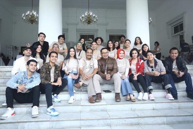 Ridwan Kamil menyambut para pemain film Dilan 1991 di rumah dinasnya, Minggu (24/2). - Image
