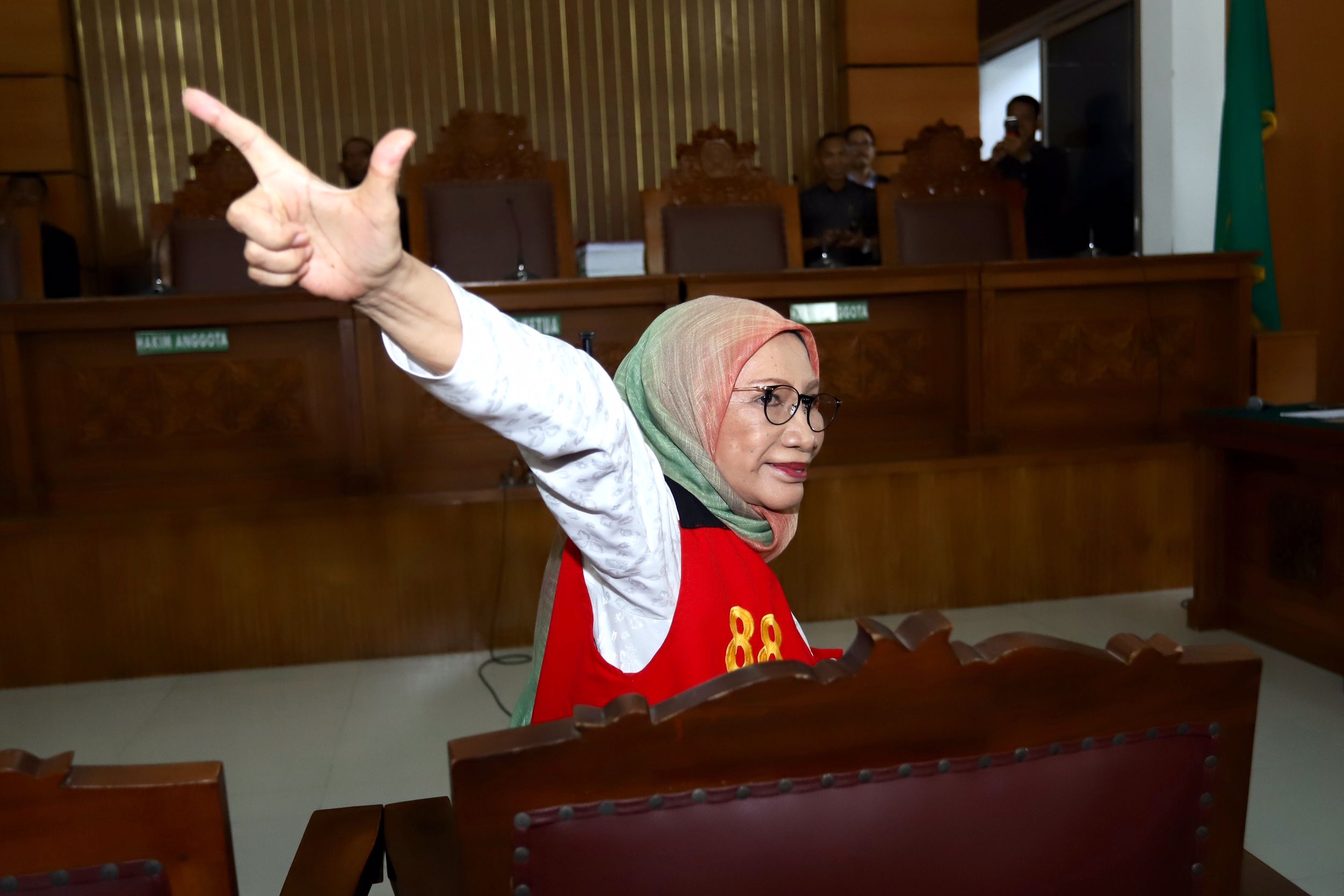 Aktivis Ratna Sarumpaet berpose salam dua jari di PN Jakarta Selatan - Image
