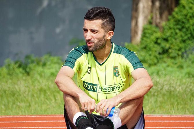 Manu Dzhalilov saat mengikuti latihan resmi Persebaya, Rabu (6/2) pagi. - Image