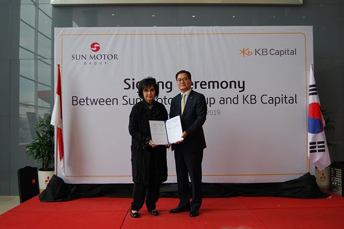 Pendiri dan Presiden Komisaris PT Sun Motor Group, Imelda Sundoro dan Chief Executive Officer KB Capital, Hwang Soo Nam saat usai penandatanganan kerja sama. - Image