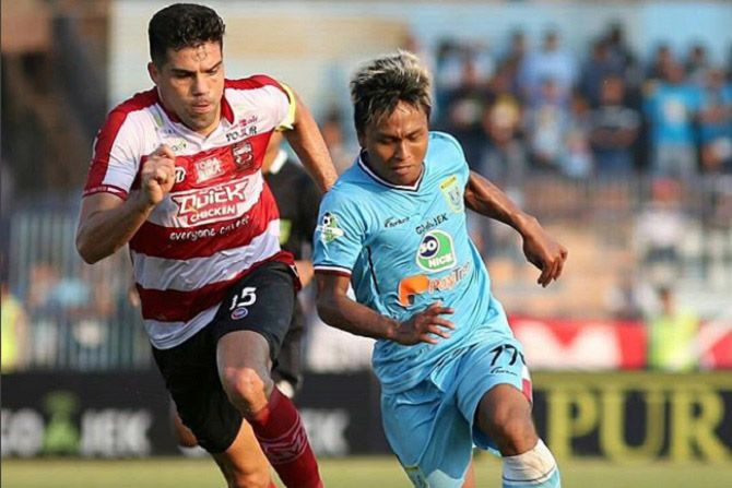 Fahmi Al Ayubbi (kanan) minta izin untuk rehat lebih panjang ke Persela. - Image