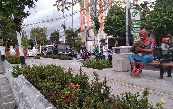 ILUSTRASI: Patung yang dipajang di Jalan Suroto, Kota Jogjakarta meramaikan event Jogja Heboh. - Image