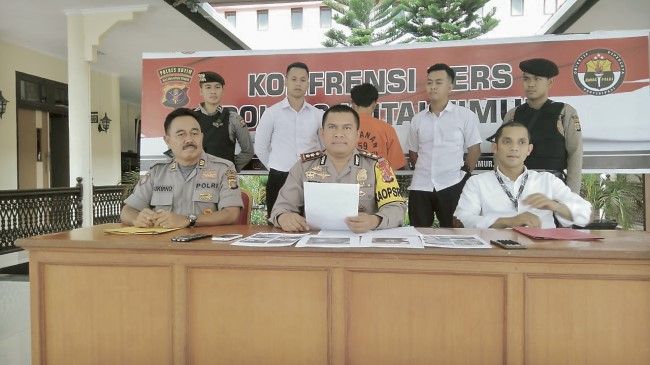UNGKAP TERSANGKA: Dari kanan, Yuliansyah, Teddy, dan Sukirno mengungkapkan fakta hasil penyidikan tentang kasus pembunuhan di Muara Wahau pada 29 Januari 2019. - Image