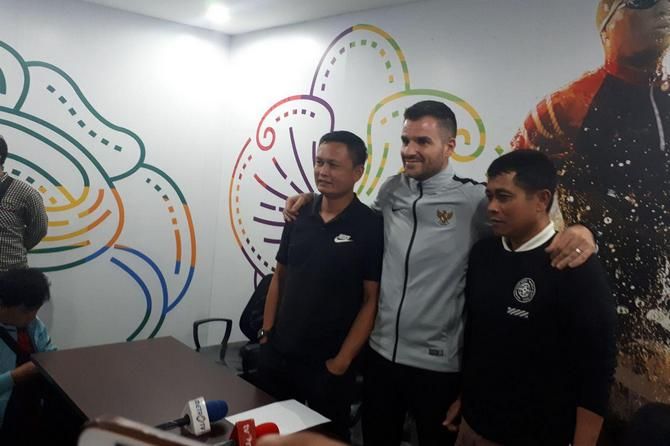 Simon McMenemy beberkan alasan tak memanggil Febri Haryadi - Image