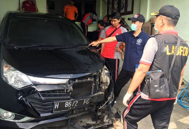 MOBIL DIBAKAR: Kondisi mobil Dodi yang sudah hangus pada bagian depannya, Jumat (1/2). - Image