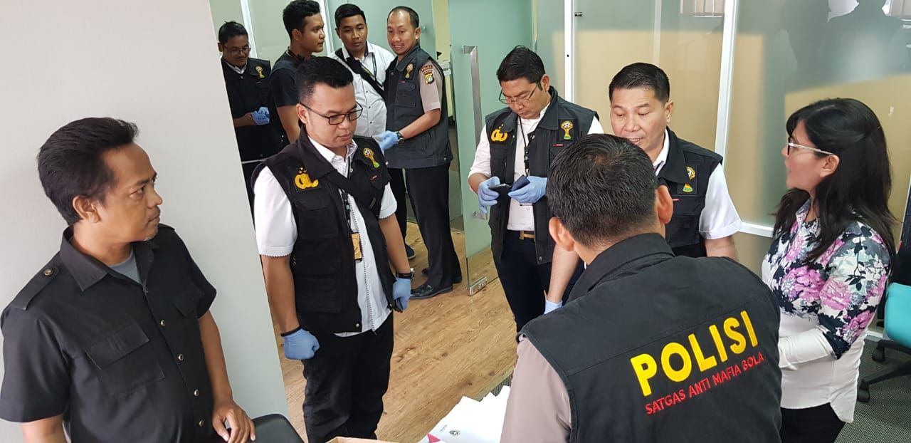 Tim satgas antimafia bola saat menggeledah kantor PSSI - Image