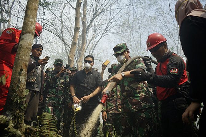 Panglima TNI Marsekal Haji Tjahjanto saat terjun memadamkan api kebakaran hutan di Riau, Sabtu (23/2). - Image