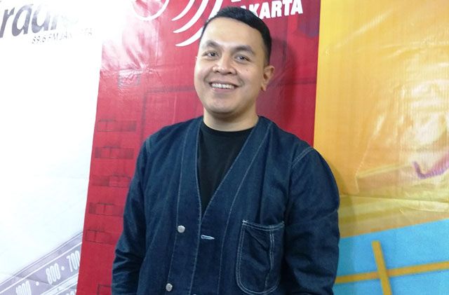 Tulus terlibat langsung dalam pembuatan panggung konsernya di Istora Senayan, Jakarta. Tulus ingin dekat dengan para penggemarnya. - Image